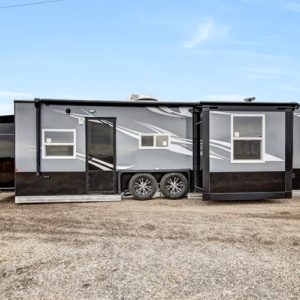 Ice Castle Boss XL 8' X 24V' Fish House